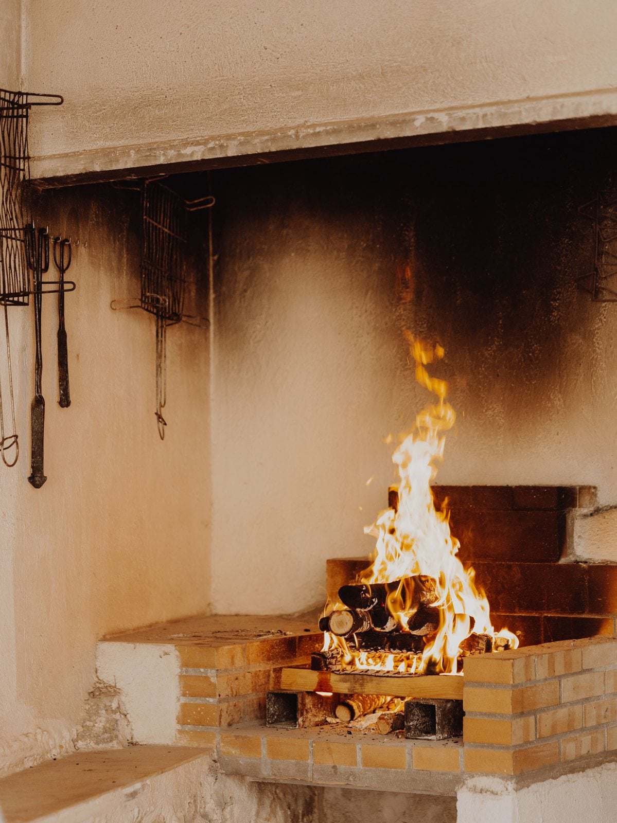 Feu de bûches dans une cheminée en brique
